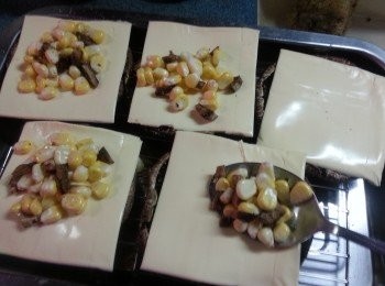 step5: 將1片芝士片舖在大菇上,加入適量粟米冬菇粒於中間