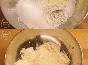 step2: 將牛油麵粉及砂糖倒入一大碗中, 用手指快手搓成麵包糠狀