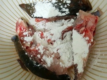 step2: 魚頭用生粉洗淨