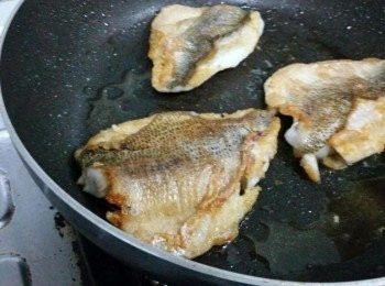 step2: 鱸魚片洗淨抹乾，臨煎先灑小許海鹽同胡椒，用中火煎香兩面