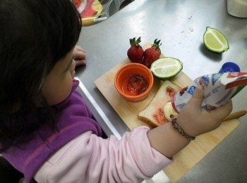 step8: 接著在擠上鷹牌煉奶 ( 我家菀荽愛煉奶)