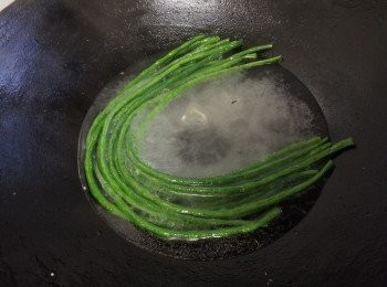 step2: 將豆角用鹽水汋半熟後，即沖凍水降溫備用