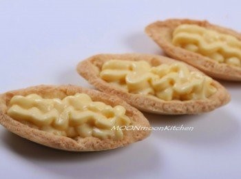 step13: [組合]
奶皇吉士餡放入唧袋。
在撻皮上唧上吉士餡。