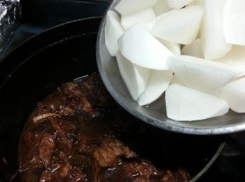 step9: 落蘿蔔炒勻,炆多15-20分鐘(待蘿蔔煮到淋身)