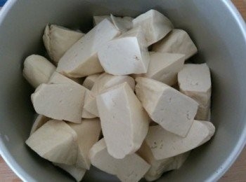 step2: 先將原味豆干洗淨後，由於厚度較後，分切成三角塊狀來備用。