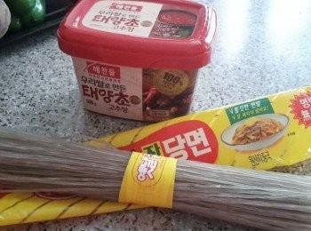 step1: 先將韓式粉絲浸軟，再用一煲沸水煮4分鐘，瀝乾水份備用。將黑木耳， 洋蔥，紅蘿蔔切幼絲， 青蔥切段，菠菜切細