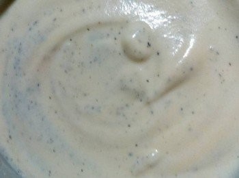 step9: 我的蛋糕模是活底的，外層需包裹鋁箔紙，倒入芝麻蛋糕糊，再倒入乳酪蛋糕糊，用刮棒或勺子，稍微拌幾下（不要拌太久喔！稍微拌就好，可產生漂亮花紋）