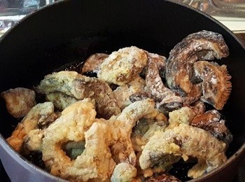 step7: 關火，將素脆鱔加入「<span class="group_2">醬汁</span>」中快手拌勻。