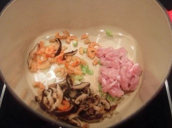 step2: 準備一個湯鍋,加入一匙油熱鍋後,放入蔥白爆香,再依序加入豬肉絲/香菇絲/蝦米拌炒出香氣。