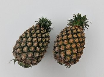 step1: 建議挑選酸度適中的金鑽鳳梨品種,約7-8分的熟度為佳。將鳳梨削去外皮備用。