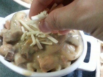 step8: 將海鮮醬汁淋上通粉上,加入適量車打芝士碎