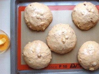 step12: 烤前十分鐘將發酵中的麵糰從烤箱取出,將烤箱預熱達到190度c。使用刷子將蛋汁塗抹薄薄一層在麵糰表面上,再用切割刀將麵糰劃二刀斜紋。麵糰送進烤箱後使用180度c烤18分鐘.完成後拿出烤箱放涼即可。