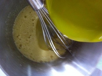 step2: 取出一個較深的盆，加入蛋和白砂糖打至小泡，加入玉米油和斑斕汁拌均勻。