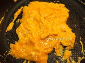 step4: 在乾淨的鍋中加入少許的油，將雞蛋打散後下鍋，並攪拌至約5分熟。