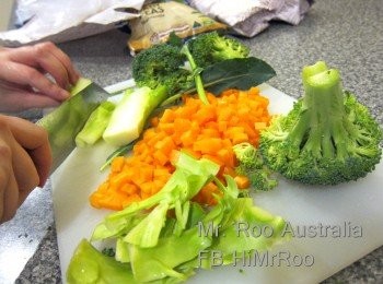 step1: 咁樣煮既(其實好簡單架咋):
1. 蔬菜洋葱切粒
2. 鑊落牛油, 落洋葱(可以落埋蔬菜)
3. 落米
4. 炒下佢