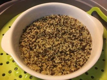 step2: 倒少少水入藜麥, 落鑊以中火隔水蒸約15分鐘