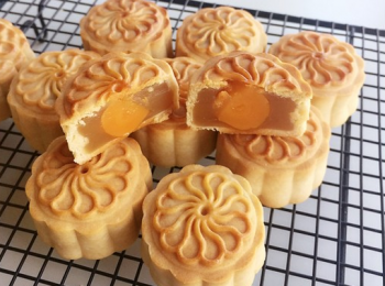 step6: 出爐待月餅冷卻後，室溫密封保存，等待2-3天，餅皮會漸漸變得柔軟油潤，等回油後再吃。