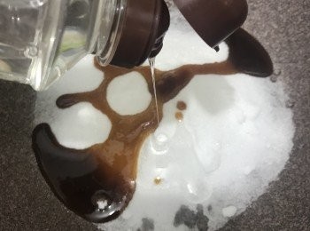 step1: 厚底鍋內將砂糖、蜜糖、水和葡萄糖漿大火煮成焦糖（約180度）
