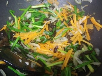step6: 原鑊炒洋蔥，甘荀，韮茶，金菇，雲耳，芽菜至軟身，加牛骨汁調味