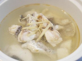 step4: 新鮮魚肉煮起來湯就很美味、很鮮甜。用鱸魚煮鮮魚湯比較不會有腥味哦 ❤