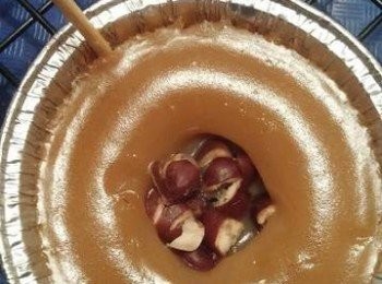 step7: 唞涼後,用竹籤沿着四週一圈，便可輕易套出來。插上竹籤。