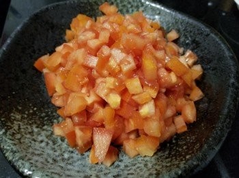 step1: 將番茄切粒備用