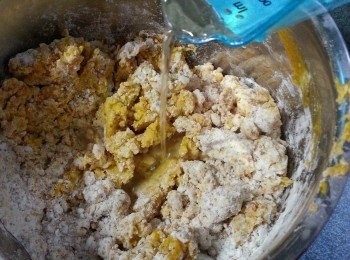 step5: 再加入南瓜拌勻,再慢慢加入水去攪成粉漿