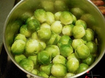 step3: 用一鍋沸水，煮小椰菜約7-8分鐘，然後瀝乾水份
