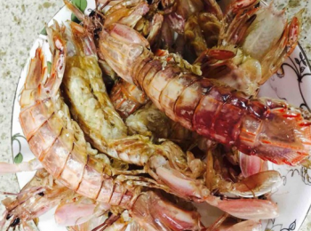 step2: 皮皮蝦過油炸或是煎成紅色，撈出瀝油，備用。