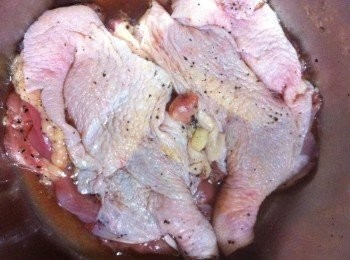 step1: 將去骨雞腿洗淨，加入所有醃料醃製4小時待用.