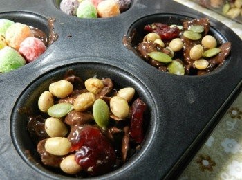 step9: 最後一排舀巧克力脆片後，再放上綜合堅果，然後輕壓