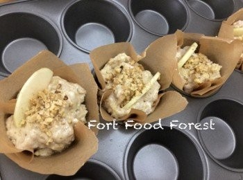 step8: 用湯匙或雪糕匙將鬆餅漿放入已墊有焗爐紙或焗爐紙杯的3" muffin pan內, 表面放上蘋果片及合桃碎作裝飾, 如喜歡, 更可放上焦糖醬.