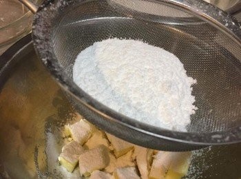 step1: 先將牛油放於室溫至軟身，糖粉過篩後加入牛油，用攪拌器攪勻至軟滑狀呈淡黃色