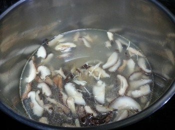 step2: 將高湯加食用開水煮滾,加入所有材料煮約10分鐘