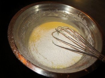 step3: 再加入粉料用手動打蛋器攪拌成細滑無顆粒狀才取出。