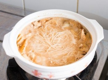 step11: 湯汁煮滾後下粉絲，讓粉絲都浸到湯汁。