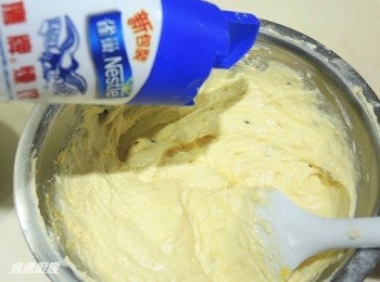step6: 最後加入鷹牌煉奶攪拌均勻