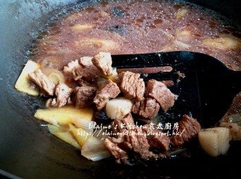 step5: 煮45分鐘後肉丁已經上晒色 , 盛起肉丁備用