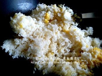 step7: 加入冷飯 , 少許鹽調味拌勻炒冷飯至散 , 先盛起備用