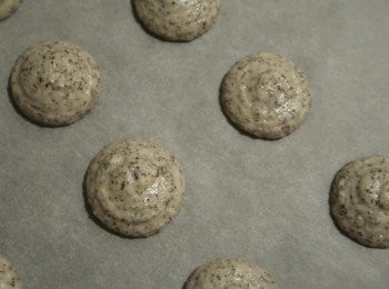 step4: 麵糊裝入擠花袋後，擠成每個約50元硬幣大小。