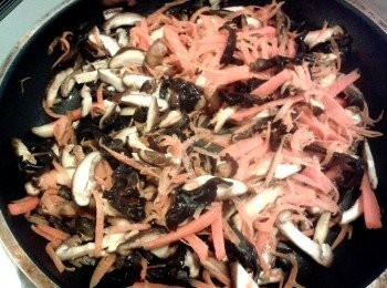 step1: 黑木耳，冬菇浸軟切幼絲，甘荀切幼絲，粉絲浸軟，剪碎。將所有材料炒熟，加雞粉及少許醬油煮熟，待涼。 腐皮用濕布搽一搽，剪成方形