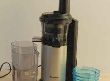 step3: 按機身上的箭嘴指示來組裝Panasonic慢磨榨汁機 （MJ -L50P），機身纖幼，不佔太多空間。容易組合及操作，清洗也很方便