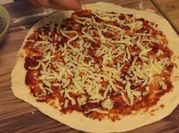 step4: 將焗爐預熱至240℃。用木匙把番茄醬均勻掃在薄餅底上。放上配料, 再加些橄欖油、鹽及黑胡椒調味。將薄餅放在烤盤上, 放入已預熱的焗爐, 焗8-10分鐘。從焗爐中取出, 上面加點橄欖油及新鮮羅勒便成。