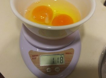 step2: 先量下蛋剩重, 然後將雞蛋發混備用。