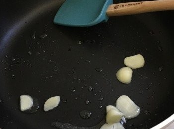 step4: 燒熱油鑊，加入獨子蒜片爆香