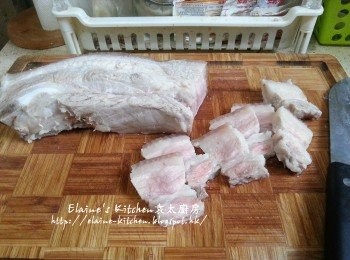 step3: 燒滾水後放入薑片及紹酒 , 將腩肉放入用慢火煮10分鐘 , 盛起待涼切片