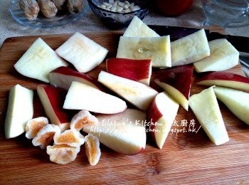 step1: 龍脷葉用水沖洗乾淨及瀝乾 , 蘋果洗淨去芯切件 , 無花果剪半