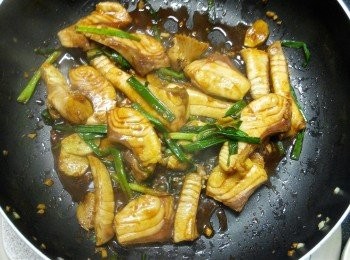 step3: 倒入脆脘腩片炒至熟，加入汁料煮至收乾即可。