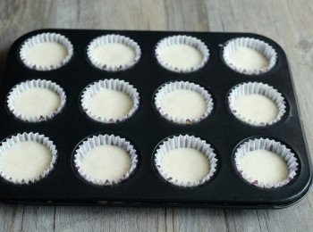 step3: 將蛋糕糊倒入蛋糕模內，將蛋糕模摔數下以排出空氣，放入已預熱180度焗爐，焗約12-15分鐘，或至蛋糕全熟