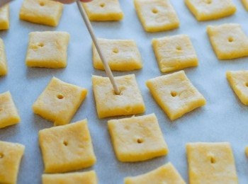 step8: 用牙纖在中間刺一個孔